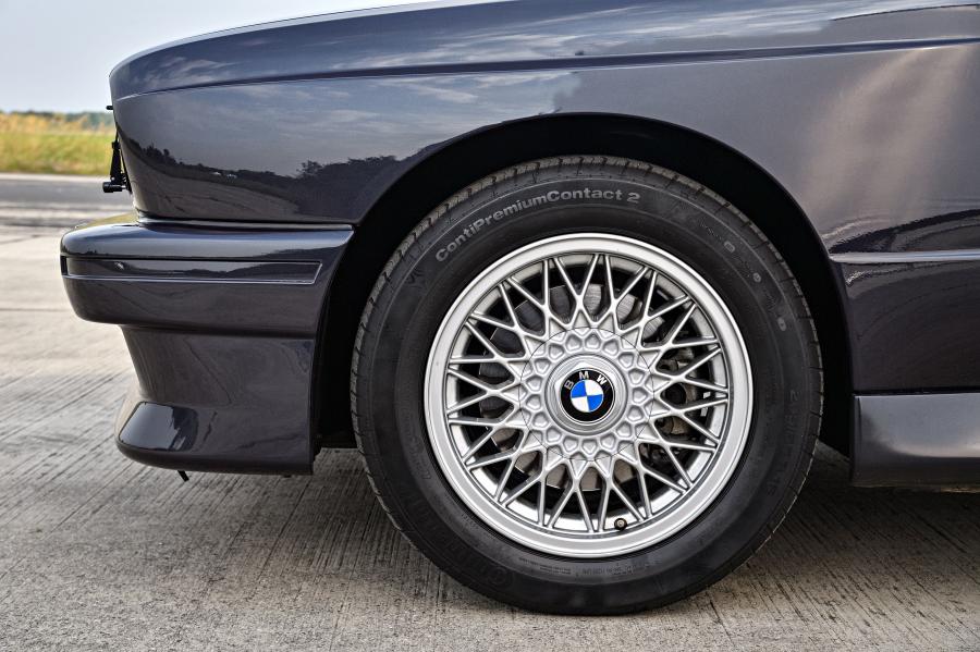 Колеса BMW M3 Convertible (E30) 1988 года  (фото 22 из 42)